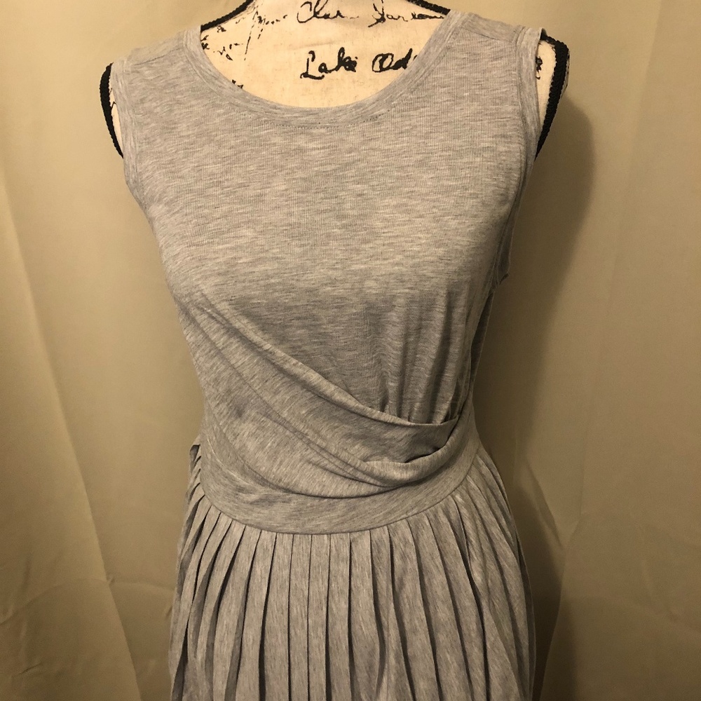 Maternity sleeveless pleated midi-dress